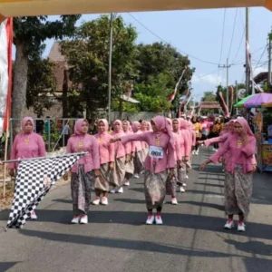Lomba Baris Kreasi Meriahkan HUT RI di Kelurahan Kanigoro