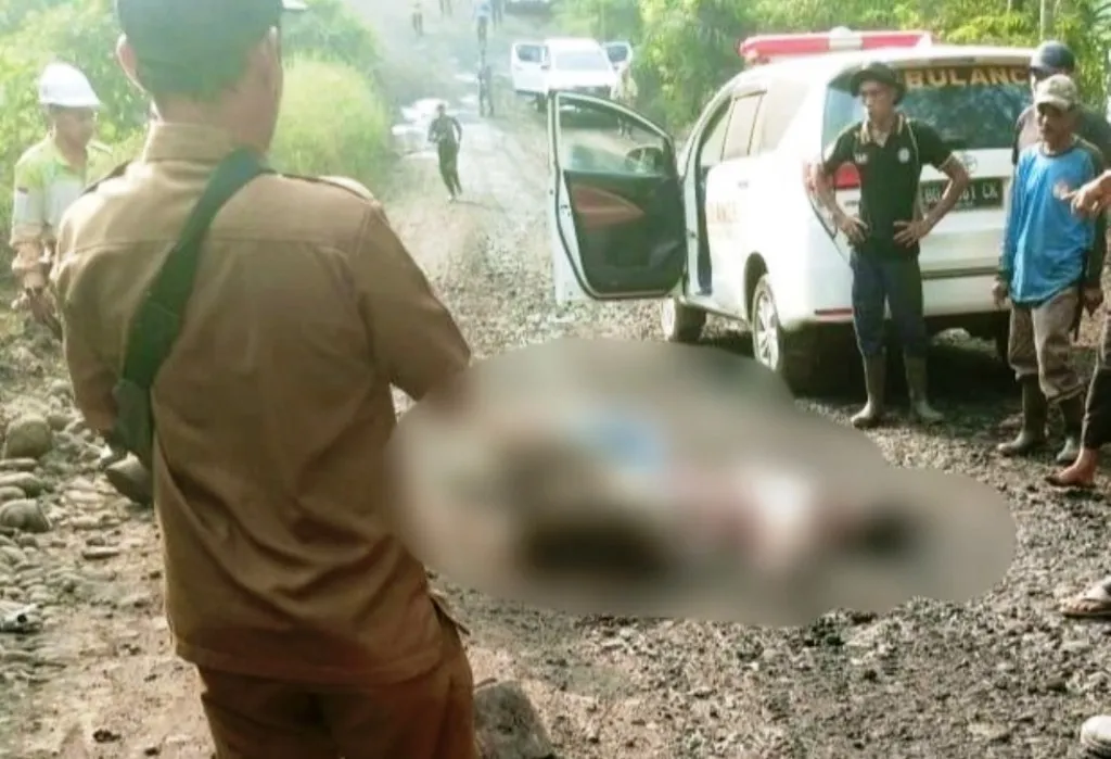 Masuk Kolong Truk Batu Bara, Warga Air Sebayur Tewas di Tempat