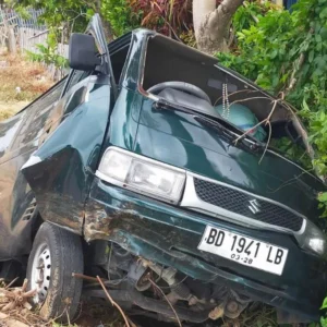 Melaju Kencang, Suzuki Carry Masuk Gorong-Gorong 1,5 M