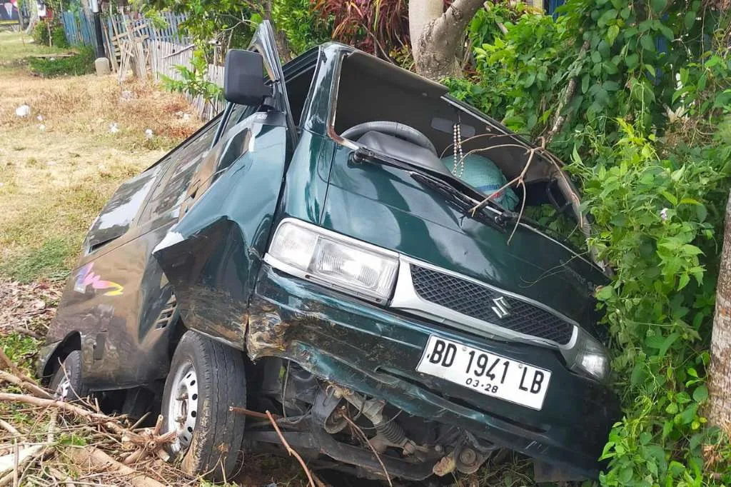 Melaju Kencang, Suzuki Carry Masuk Gorong-Gorong 1,5 M