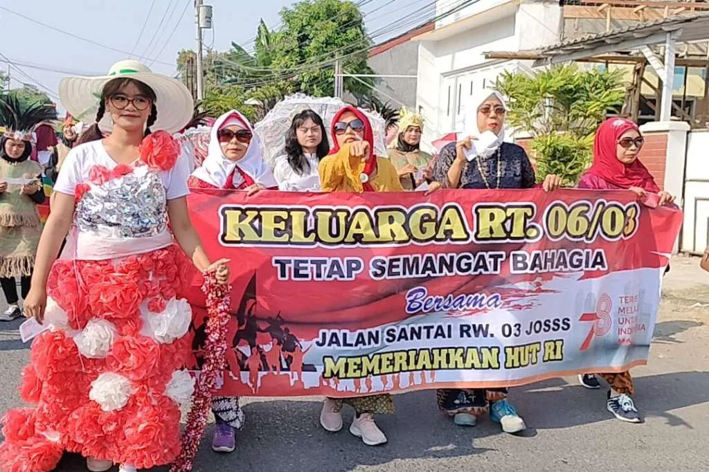 Meriahkan HUT RI, RW 03 Kelurahan Slerok Kota Tegal Gelar Karnaval Jalan Sehat