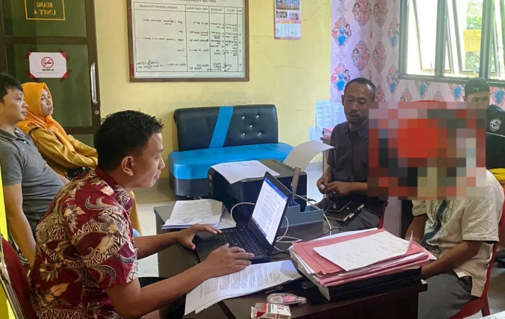 Paman Cabuli Keponakannya Secara Paksa Dibawah Pohon Rambutan