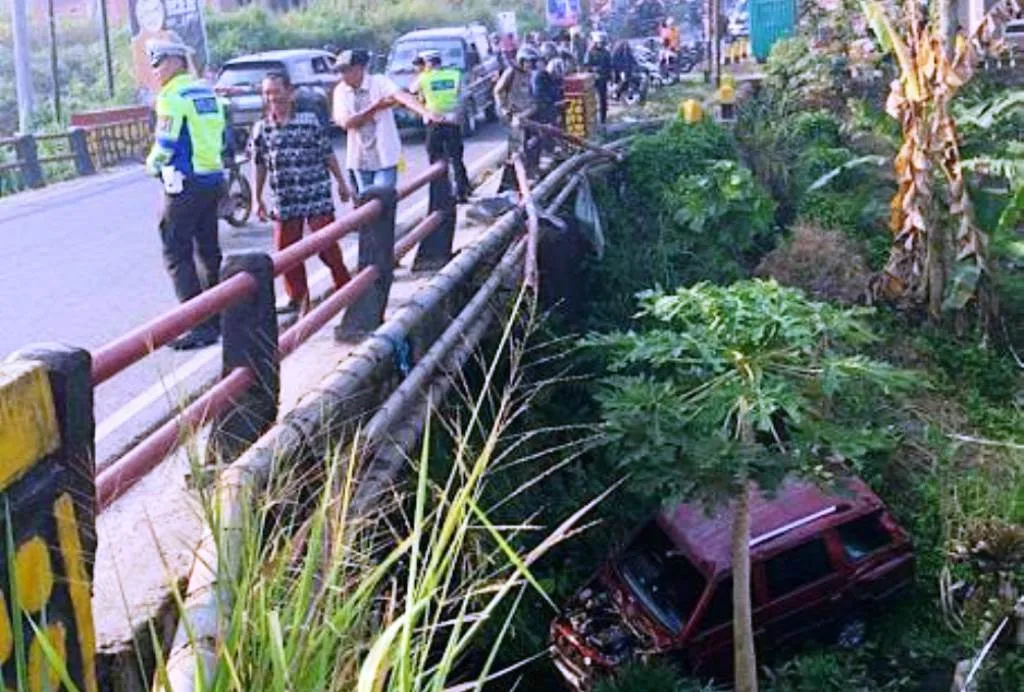 Panther Merah Nyungsep Ke bawah Kolong Jembatan