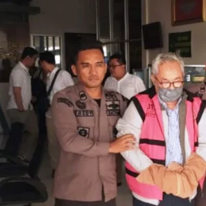Sempat Beralasan Sakit, Tersangka Korupsi Program RDTR Resmi Ditahan Sempat Beralasan Sakit, Tersangka Korupsi Program RDTR Resmi Ditahan
