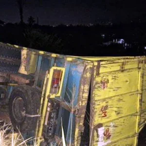 Tak Kuat Nanjak, Muatan Batu Bara Tumpah Ruah di Jalan Air Meles