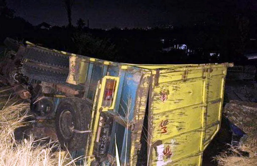 Tak Kuat Nanjak, Muatan Batu Bara Tumpah Ruah di Jalan Air Meles
