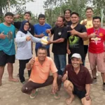 Tingkatkan Olahraga, Bacaleg Nasdem Beri Bantuan Bola Voli Karang Taruna Desa Maron