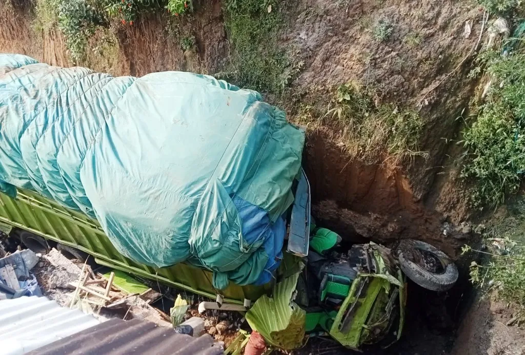 Tronton Lepas Kendali, 1 Orang Warga Dinyatakan Meninggal