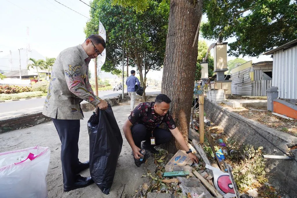 Aries Agung Paewai Pantau Langsung Pembersihan Sisa Lapak Kuliner Jalan Sultan Agung