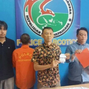 Asik Makan Bakso, Pria Ini Ditangkap Polisi
