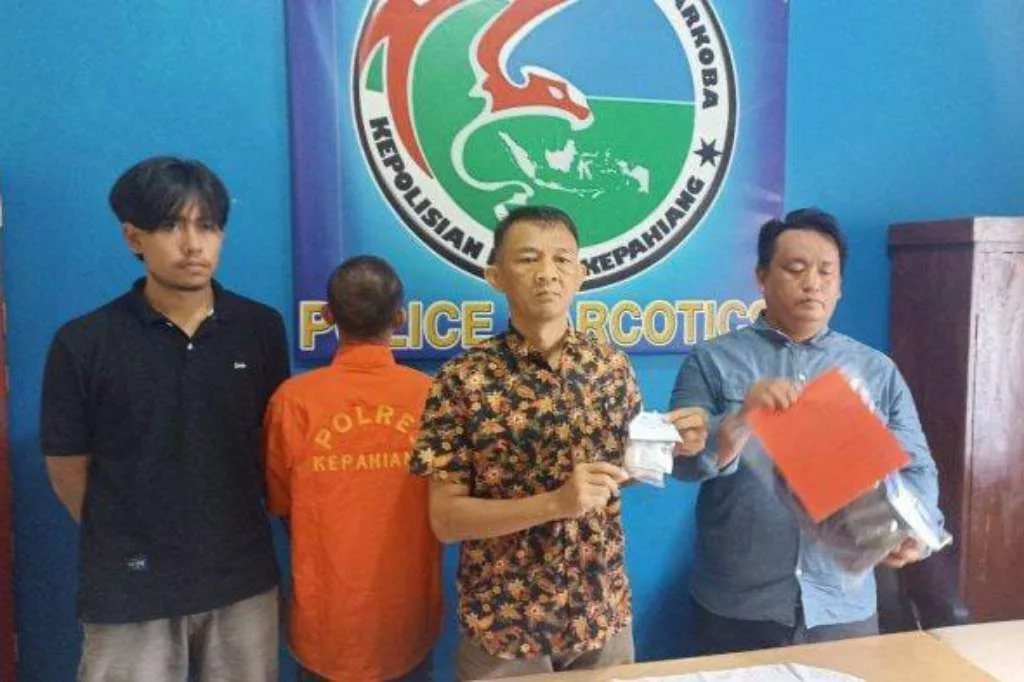 Asik Makan Bakso, Pria Ini Ditangkap Polisi