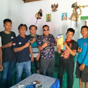 Caleg Dapil IV Krisdiantoro, Serahkan Surat Izin Pertunjukan Kepada Ketua Krido Turonggo Seto