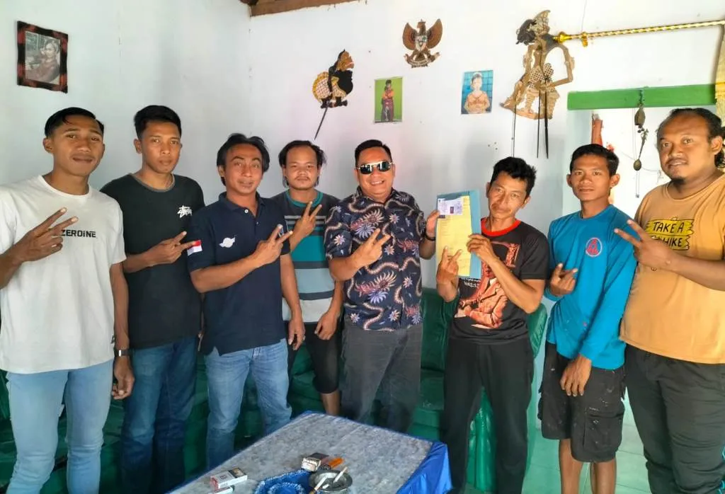 Caleg Dapil IV Krisdiantoro, Serahkan Surat Izin Pertunjukan Kepada Ketua Krido Turonggo Seto