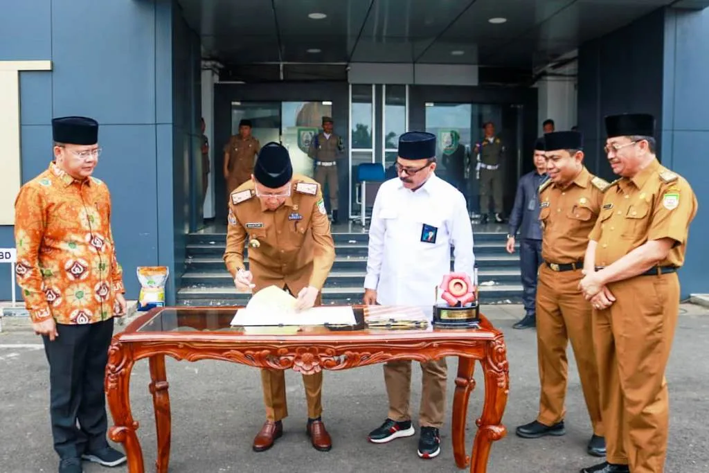 Cegah Produksi Gabah Keluar Bengkulu, Pemprov dan Bulog Tandatangani Perjanjian