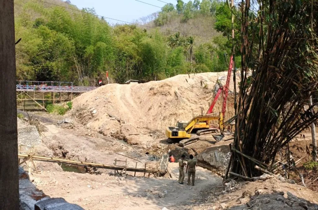 DPRD Kabupaten Blitar Sidak Pembangunan Jembatan, Kontraktor Optimis Capai Target Waktu