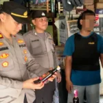 Gelar Razia, Petugas Sita Puluhan Liter Tuak dan Botol Miras