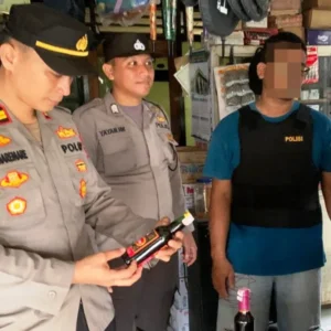 Gelar Razia, Petugas Sita Puluhan Liter Tuak dan Botol Miras Gelar Razia, Petugas Sita Puluhan Liter Tuak dan Botol Miras
