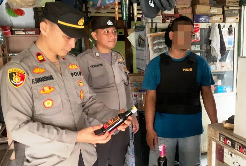 Gelar Razia, Petugas Sita Puluhan Liter Tuak dan Botol Miras