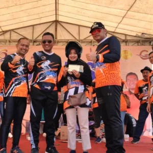 Gowes Kardinah Gawe Seneng, Dedy Yon Supriyono Serahkan Motor Kepada Warga