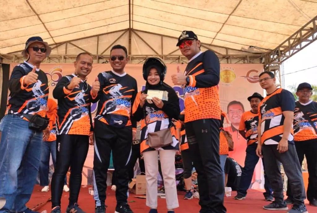 Gowes Kardinah Gawe Seneng, Dedy Yon Supriyono Serahkan Motor Kepada Warga