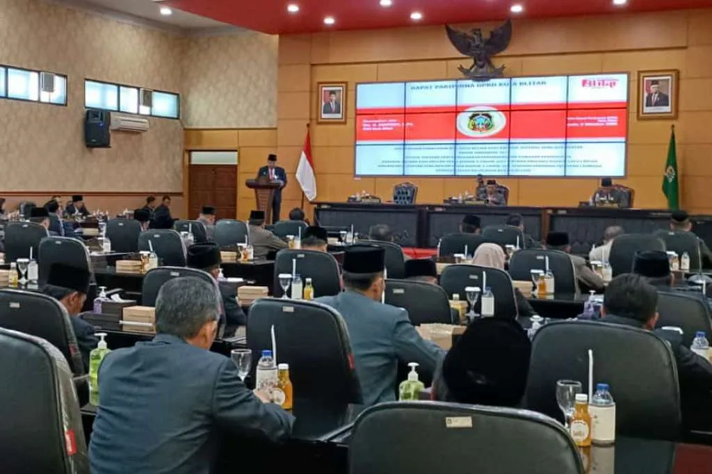 Hadiri Rapat Paripurna DPRD, Walikota Blitar Sampaikan 3 Raperda Ini