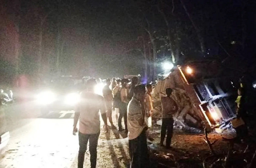 Hantam Tronton, Ayah dan Anak Asal Surabaya ini Tewas di Tempat