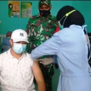 Kades Parda Suka dan Tim Medis Lawan COVID-19 Melalui Vaksinasi dan Protokol Kesehatan