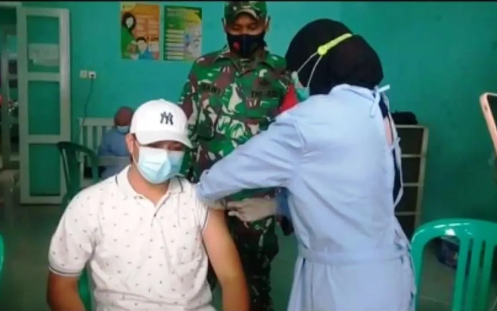 Kades Parda Suka dan Tim Medis Lawan COVID-19 Melalui Vaksinasi dan Protokol Kesehatan