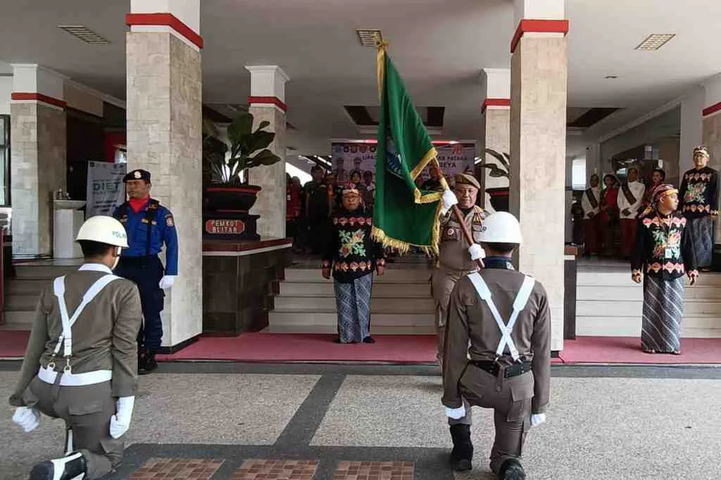 Kirab Pataka Jer Basuki Mawa Beya Tiba di Kota Blitar