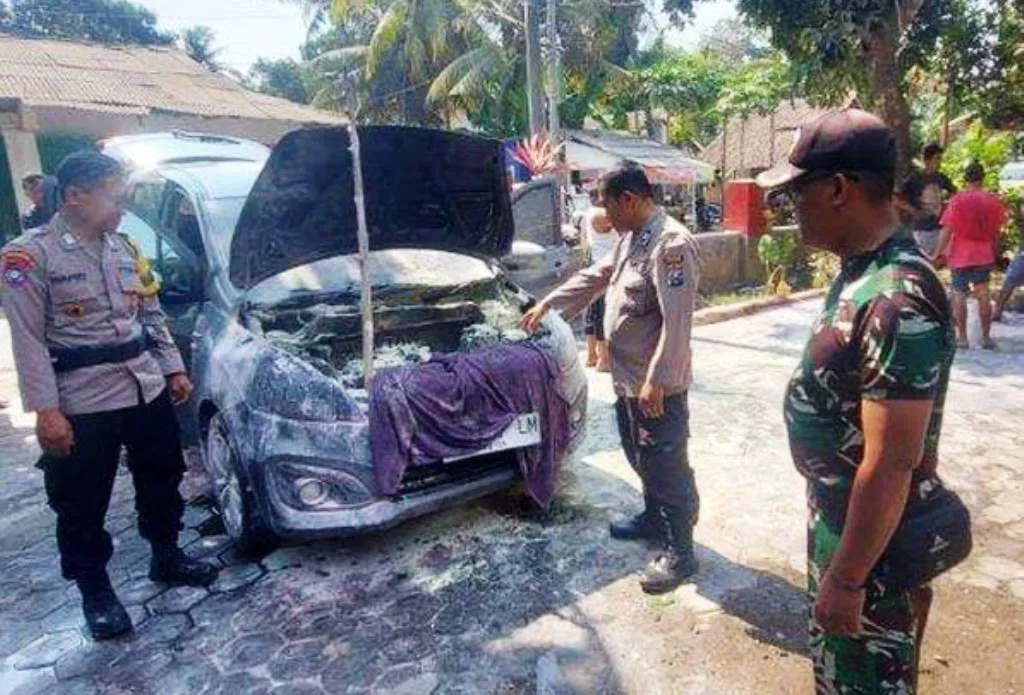 Mobil Suzuki Ertiga Hampir Habis Terbakar Saat Pindah Parkir