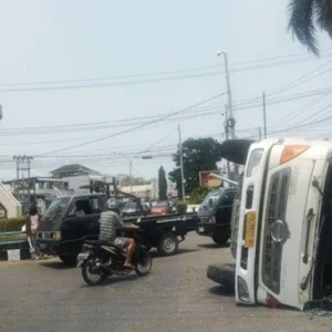 Naas, Mobil Molen Terbalik di Simpang 4 Pagar Dewa Naas, Mobil Molen Terbalik di Simpang 4 Pagar Dewa