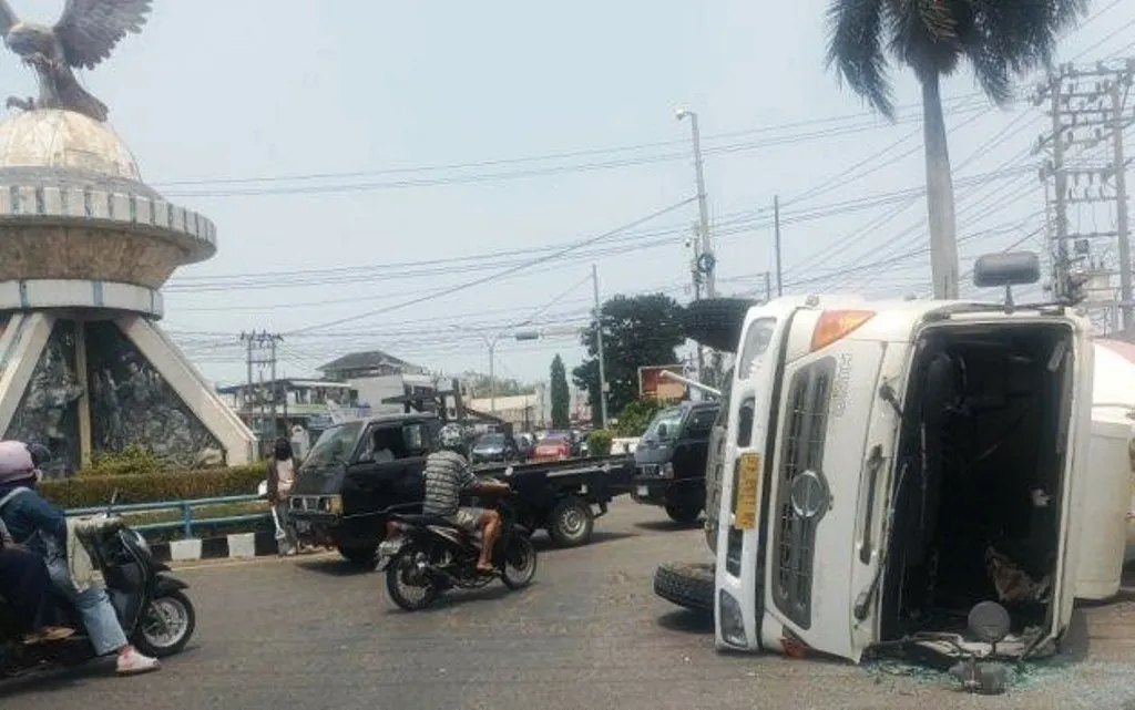 Naas, Mobil Molen Terbalik di Simpang 4 Pagar Dewa