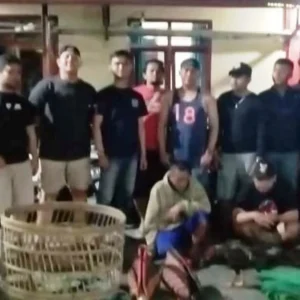 Petugas Lepaskan Tembakan, Peserta Judi Sabung Ayam Langsung Kocar-Kacir Melarikan Diri Petugas Lepaskan Tembakan, Peserta Judi Sabung Ayam Langsung Kocar-Kacir Melarikan Diri