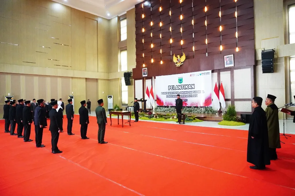 Pj Wali Kota Batu Pimpin Pelantikan dan Pengambilan Sumpah 12 Pejabat
