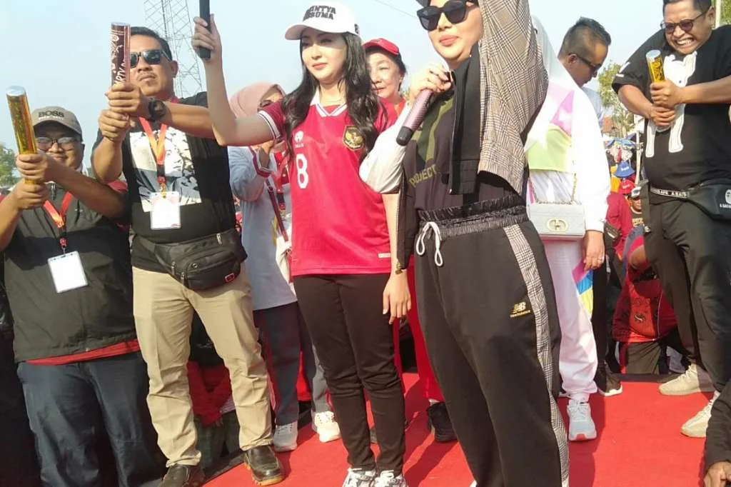 Ribuan Warga Brebes Ramaikan Jalan Sehat Bareng Mbak Mitha
