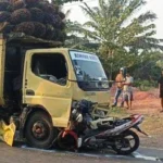 Terdengar Dentuman Keras, Jupiter MX Nyangkut di Depan Truk