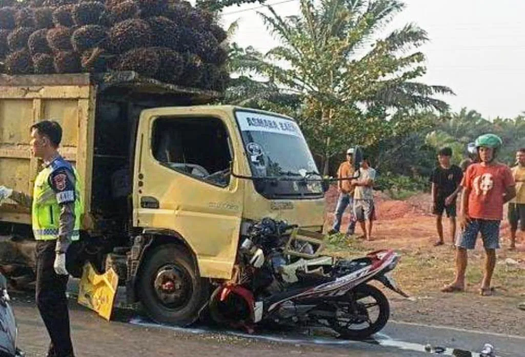 Terdengar Dentuman Keras, Jupiter MX Nyangkut di Depan Truk