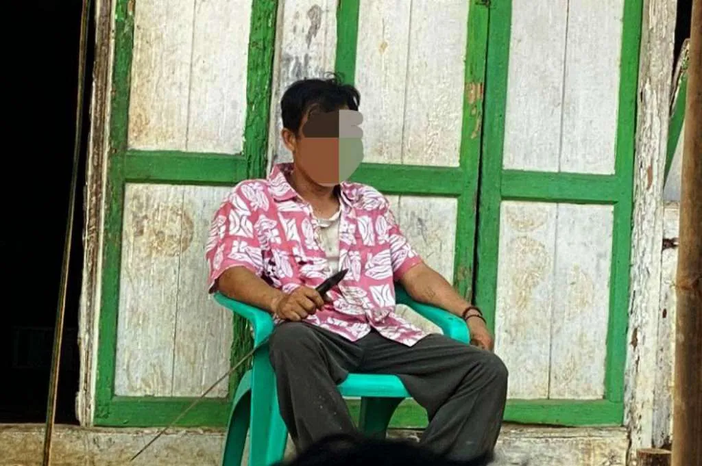 Usai Bacok Istri Dengan Samurai, Pria Kepahiang Ini Malah Duduk Santai di Teras