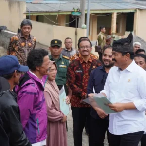 30 Warga Sumberbrantas Terima Sertifikat Tanah dari Menteri ATR/BPN