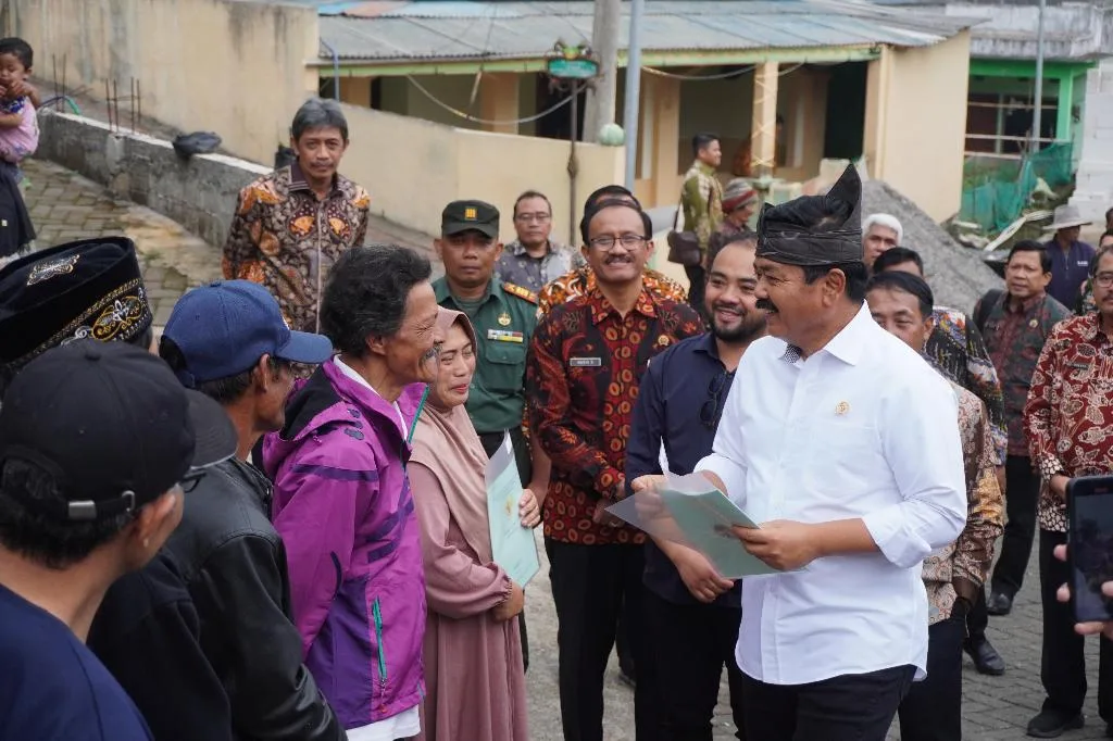 30 Warga Sumberbrantas Terima Sertifikat Tanah dari Menteri ATR/BPN