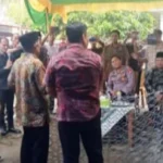 Bupati Kaur Serahkan Beronjong untuk Peningkatan Pertanian di Kecamatan Luas