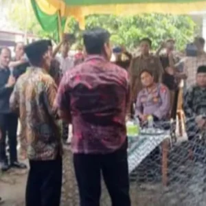 Bupati Kaur Serahkan Beronjong untuk Peningkatan Pertanian di Kecamatan Luas