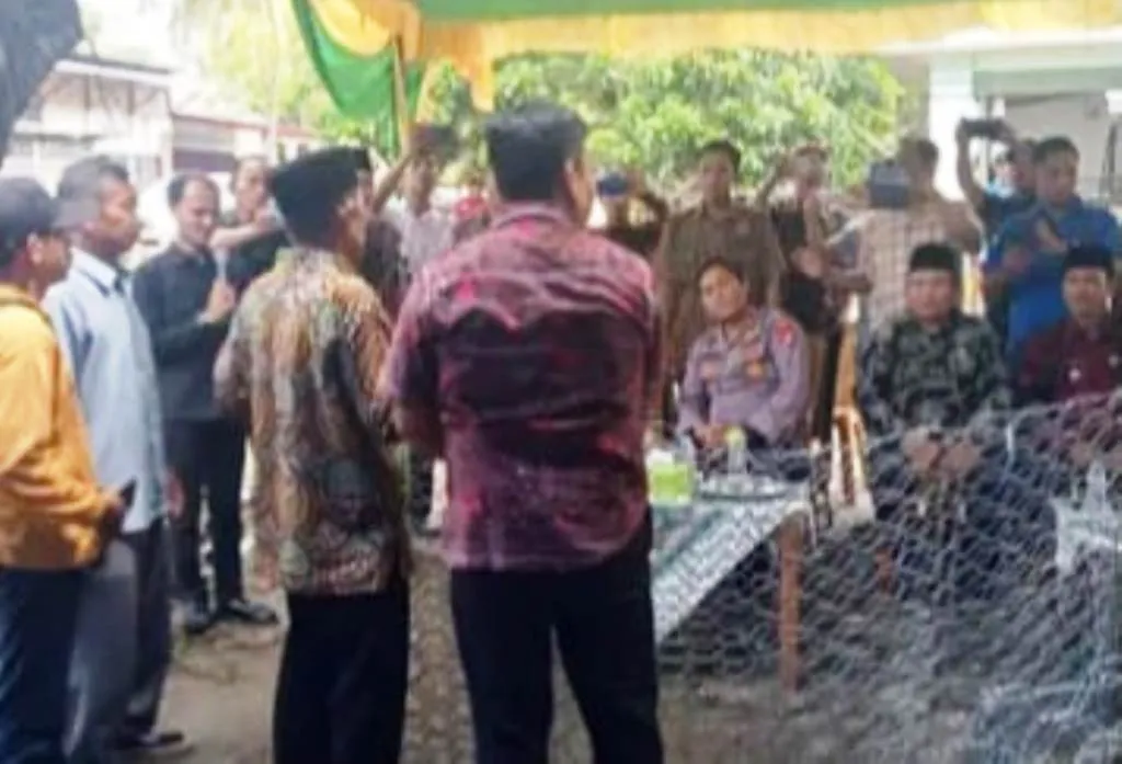 Bupati Kaur Serahkan Beronjong untuk Peningkatan Pertanian di Kecamatan Luas
