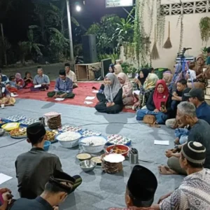 Caleg Dapil III, Ike Nurdiani Dorong Penggunaan Pupuk Organik di Desa Kolomayan