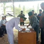 Camat Karter Jaya Resmi Lantik Herlan Dahori sebagai Pjs Kades Tik Jeniak