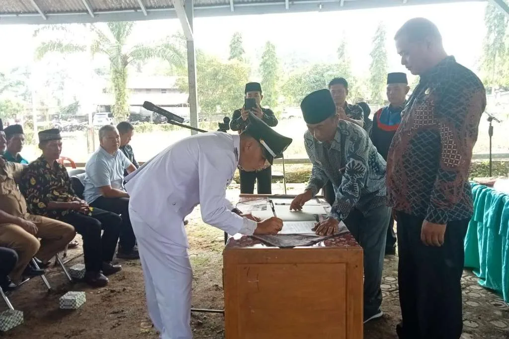 Camat Karter Jaya Resmi Lantik Herlan Dahori sebagai Pjs Kades Tik Jeniak