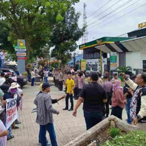 FPR Seruduk Kejati Bengkulu, Lakukan Orasi Bawa Puluhan Massa FPR Seruduk Kejati Bengkulu, Lakukan Orasi Bawa Puluhan Massa