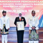 Gubernur Khofifah Terima Lencana Hakaryo Guno Mamayu Bawono dari Pemkot Batu