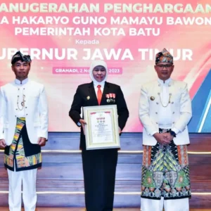 Gubernur Khofifah Terima Lencana Hakaryo Guno Mamayu Bawono dari Pemkot Batu