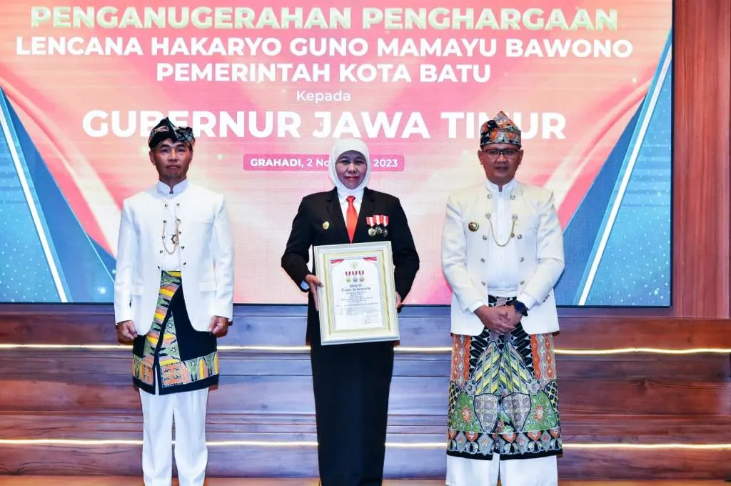 Gubernur Khofifah Terima Lencana Hakaryo Guno Mamayu Bawono dari Pemkot Batu